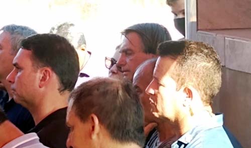 Mãe de Bolsonaro é sepultada e presidente se emociona
