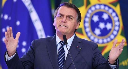 Bolsonaro sanciona lei que afasta grávidas do trabalho na pandemia