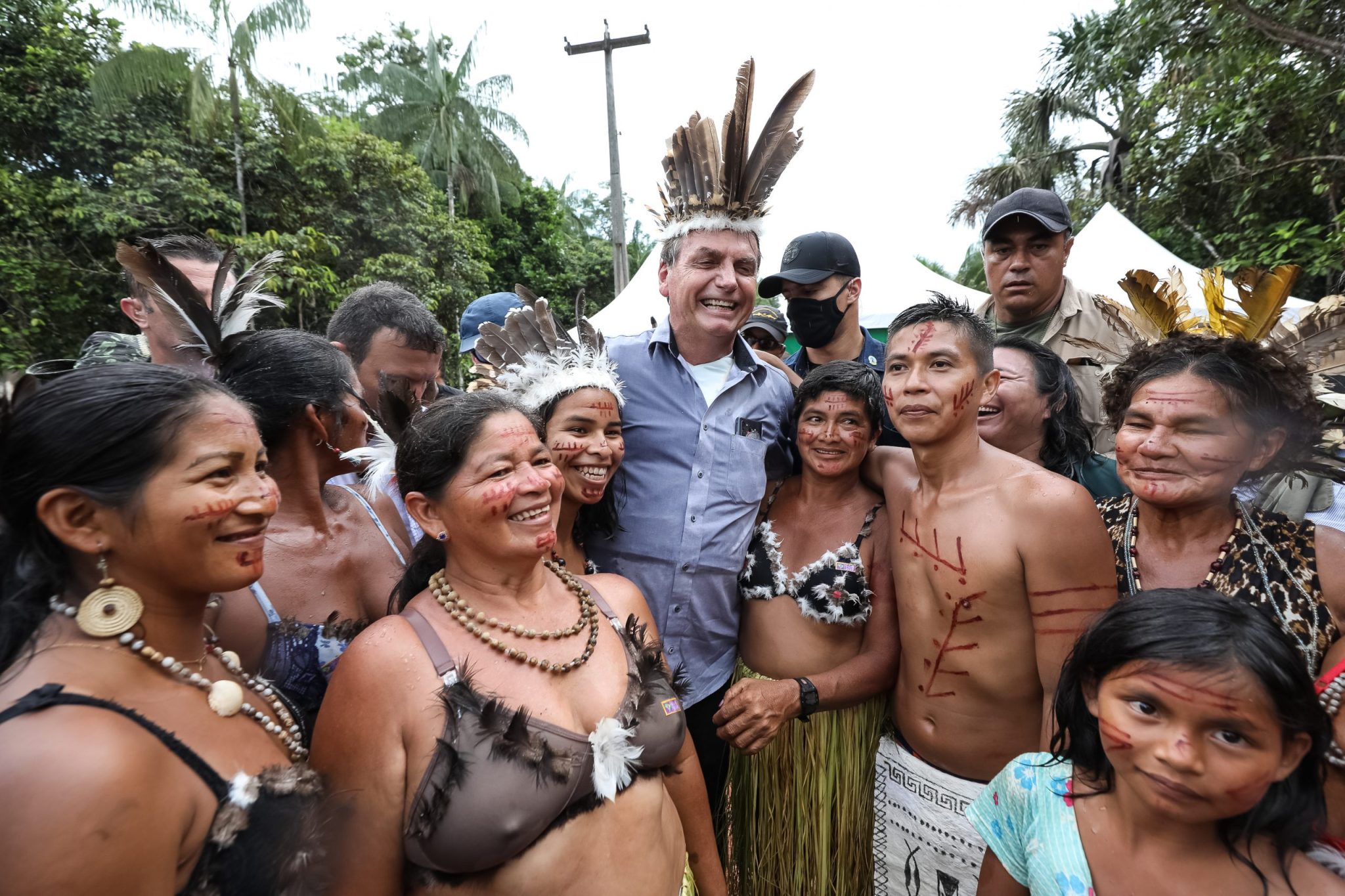 Sob clima de festa, indígenas recebem Bolsonaro com euforia e muitas fotos