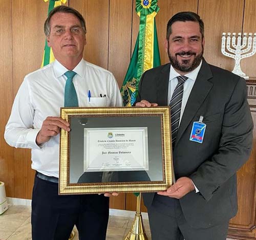 Após longa polêmica, Bolsonaro recebe título de cidadão honorário de Maceió