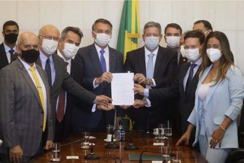 Bolsonaro entrega a Arthur Lira a MP que cria o novo programa social, Auxílio Brasil; PEC dos precatórios também foi entregue