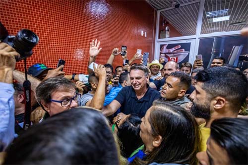 Bolsonaro é recebido com festa por apoiadores no aeroporto de Maceió