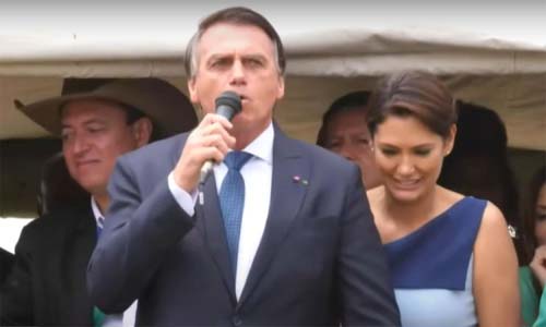 ‘É obrigação de todos jogarem dentro das quatro linhas da Constituição’, diz Bolsonaro em Brasília