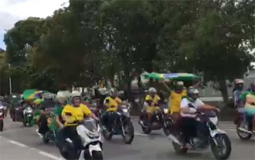 Junto com apoiadores, Jair Bolsonaro cruza Maceió em motociata