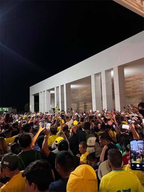 Bolsonaro e Michelle desembarcam em Rio Branco e são recepcionados por multidão