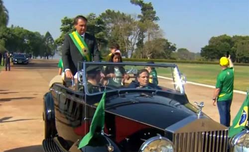 Nelson Piquet conduz Bolsonaro em Rolls Royce para ver bandeira ser hasteada