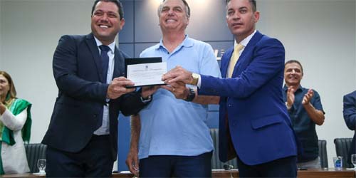 Bolsonaro recebe título de Cidadão Rio-branquense aos gritos de ‘mito’