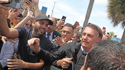 Bolsonaro diz ter exército que se aproxima de 200 milhões de pessoas no País