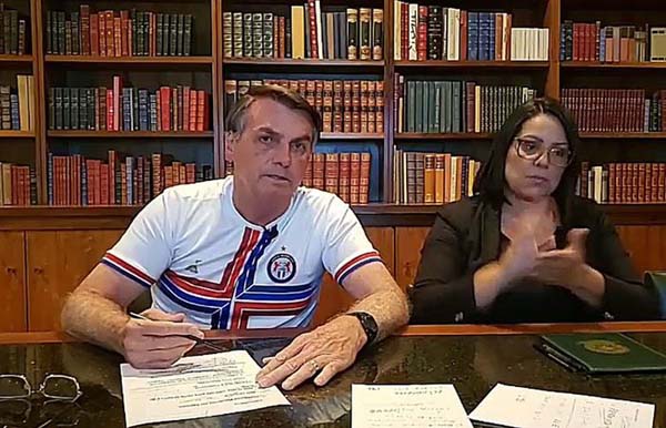 Em live, Bolsonaro pede serenidade e afirma que respeita os Poderes