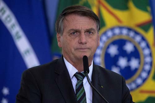 Bolsonaro diz que é 'milagre' ainda estar governando e defende porte de armas para caso Lázaro