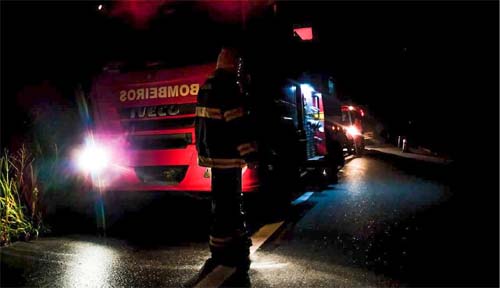 Carro capota após colidir com carreta na BR-104, em União dos Palmares