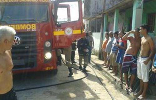Incêndio assusta moradores; criança havia deixado casa minutos antes