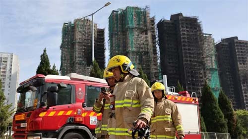 Operação finalizada pelos bombeiros após incêndio devastador em prédio de Hong Kong deixa 128 vítimas fatais