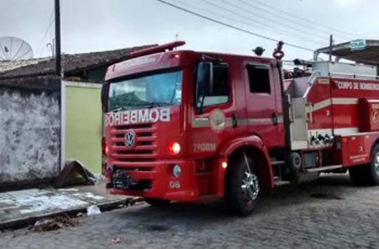 Carro pega fogo nas proximidades do shopping, em Arapiraca