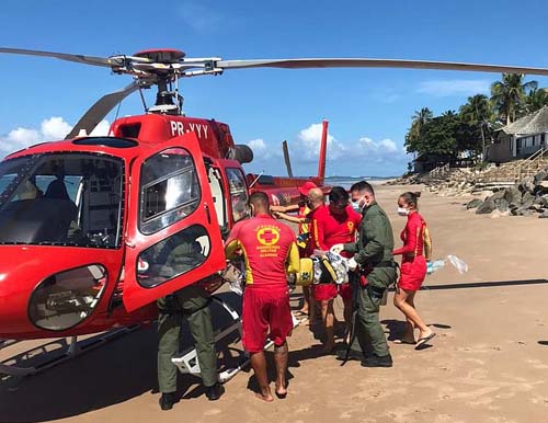 Criança de 6 anos se afoga em piscina de hotel e é socorrida de helicóptero pelos bombeiros