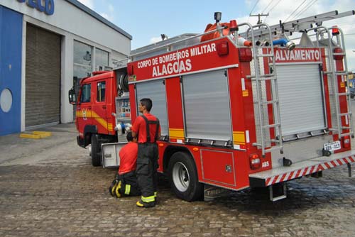 Veículo incendeia em concessionária na Avenida Fernandes Lima