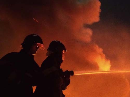Empresa de espumas para colchões pega fogo no Distrito Industrial