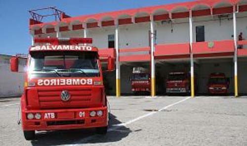 Bombeiro e civil ficam feridos em incêndio de lavanderia, na Avenida Rotary