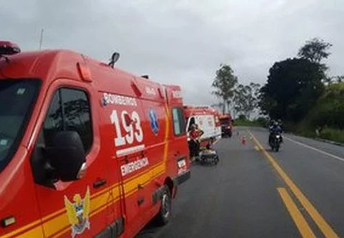 Bombeiros socorrem casal após queda de motocicleta em Murici