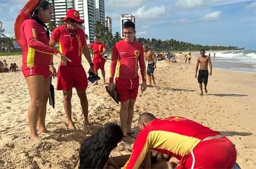 Três pessoas são resgatadas de afogamentos na Praia do Francês