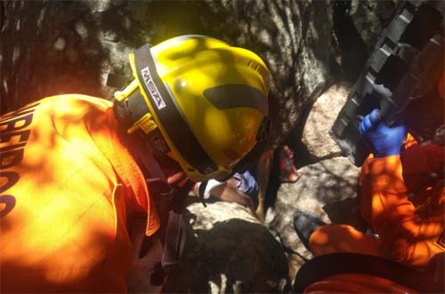 Bombeiros resgatam homem preso em deslizamento de pedras