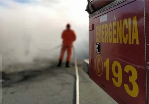 Galpão pega fogo na Avenida Menino Marcelo, em Maceió