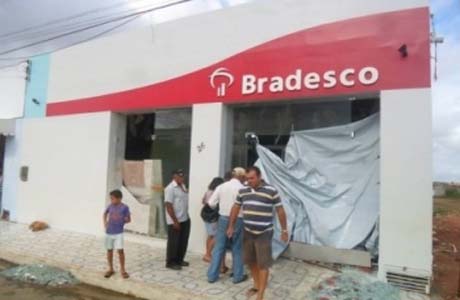 Quadrilha tenta explodir agência do Bradesco em Coité do Nóia