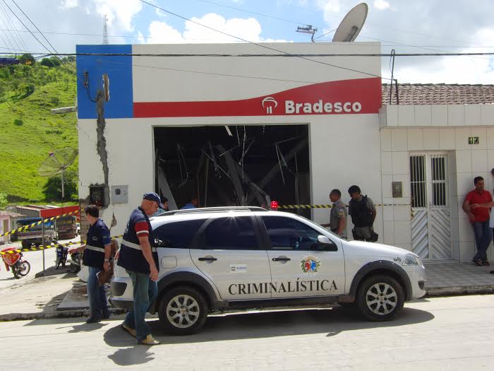Oito assaltantes em dois carros roubados explodem agência avançada do Bradesco em Santana do Mundaú