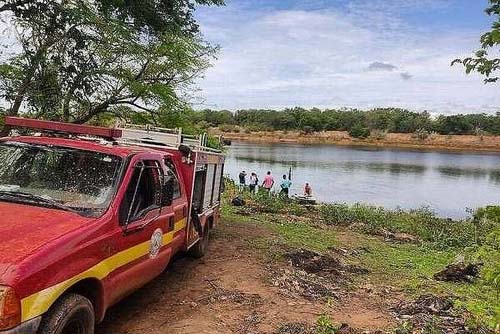 Homem morre após fugir de abelhas, pular em lago e ser atacado por piranhas em MG
