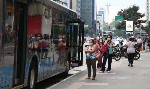 Covid-19: casos sobem para 20,91 milhões e mortes, para 584,1 mil