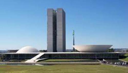 Brasil é o país que mais gasta com fundo eleitoral, diz estudo; Bolsonaro visa vetar nova proposta