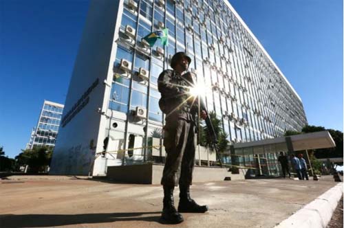 Nos 57 anos do golpe, militares tentam manter política fora do quartel