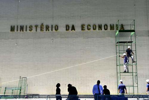 Ministério da Economia zera tarifas para importação de medicamentos