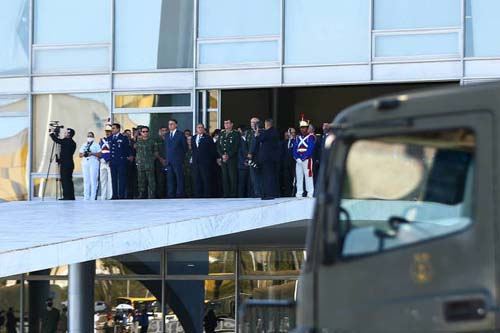 Partidos e parlamentares reagem a desfile militar de blindados em Brasília