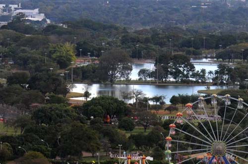 Com restrições pela Covid-19, praticantes de swing transferem atividades para lugares públicos