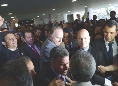 Prefeitos fazem manifestação no Salão Verde da Câmara dos Deputados