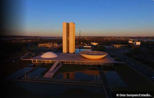 Bolsonaro faz aceno à sua base fiel e resgata pauta ideológica