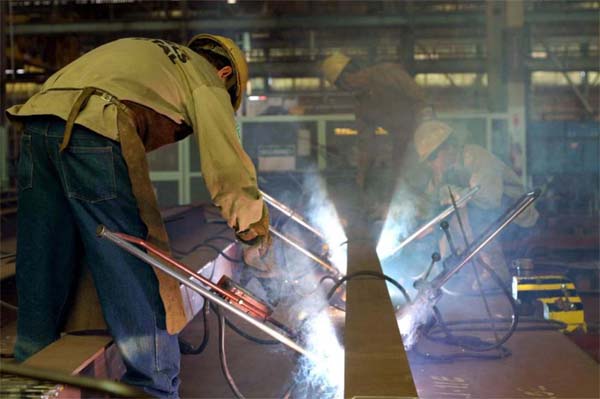 Mola de emprego e do PIB, indústria brasileira não reage e emperra avanço da economia