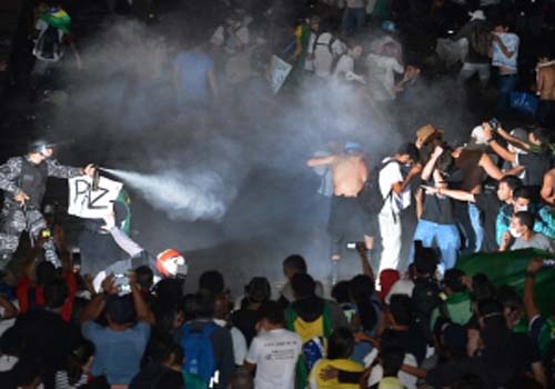 Noite de manifestações em várias cidades do país; em algumas ocorreram atos de vandalismo