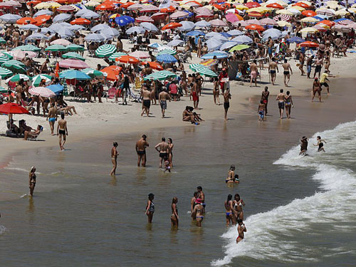 Brasil tem 200 mil mortos por covid e registra recorde absoluto de casos em um dia