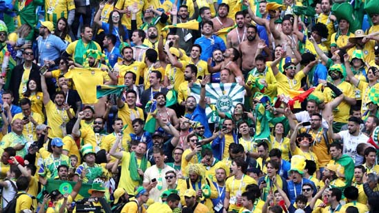 Brasileiros recolhem lixo em estádio após jogo da seleção