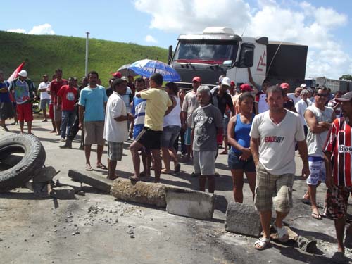 Canavieiros da Utinga (mesmos de ontem) bloqueiam a BR-316 em Atalaia