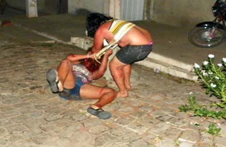 Por ciúmes, mulheres se agridem com golpes de faca e tesoura em Junqueiro