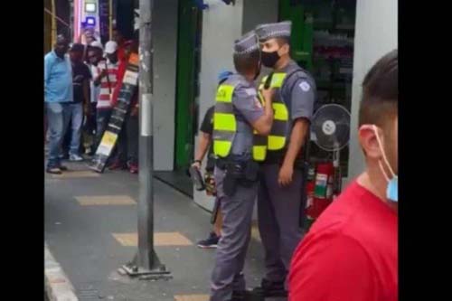 PM aponta arma para outro em meio a briga no centro de São Paulo