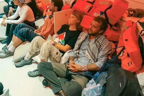 Autoridades israelenses divulgam imagens de ativistas detidos durante operação na costa internacional