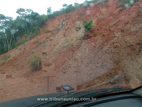 Desmoronamento de barreiras, bolsões d'agua e estreitamento de pista é o estado dos 36 kms da BR-104 entre União e Messias