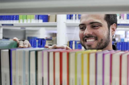 Professor especialista em Enem transforma vidas ao aproximar alunos da universidade
