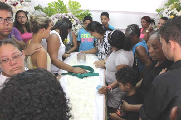 Folião Bruno Macena, morto por PM, é enterrado em Maceió