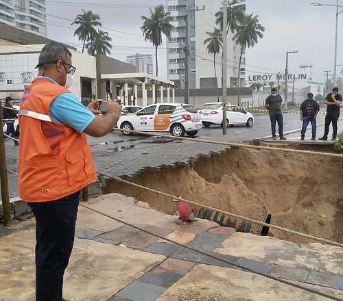 Chuva abre cratera em Cruz das Almas; Defesa Civil está em atenção