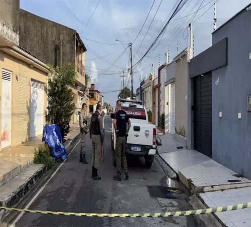 Mulher recém-contratada é assassinada a golpes de faca pelo ex-companheiro da patroa; crianças assistiram à cena